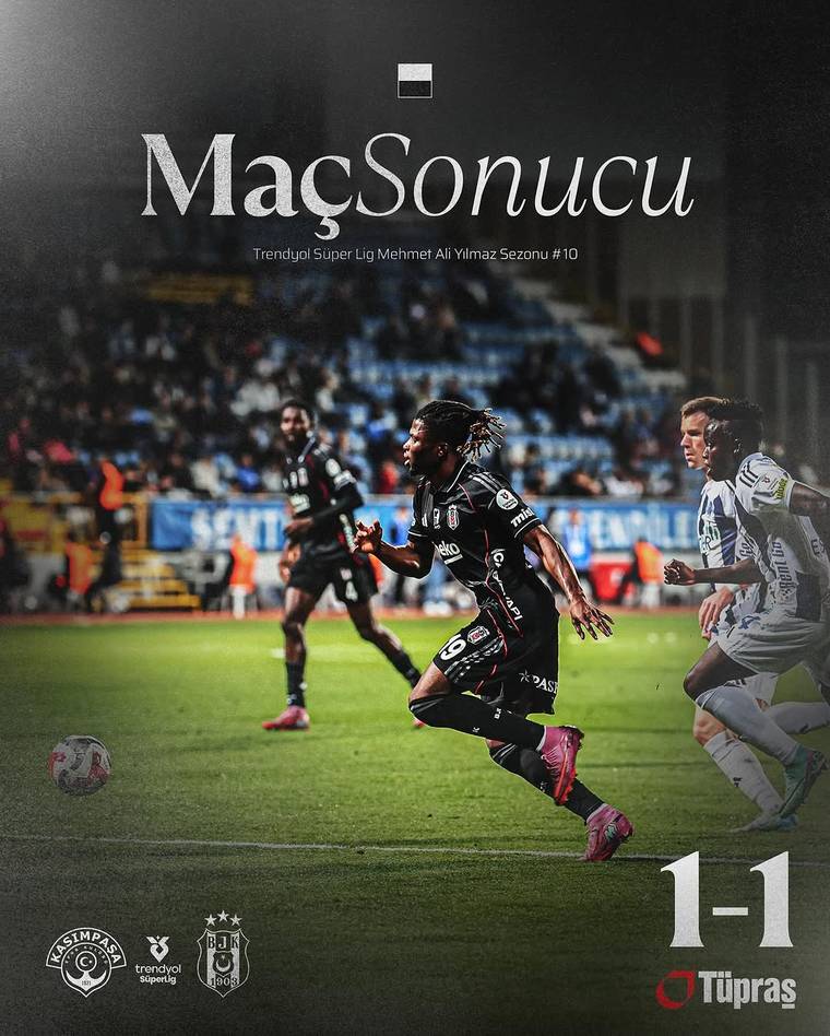Futbol sahasında siyah formalı oyuncu koşarken, beyaz formalı oyuncu onu takip ediyor; skor 1-1.