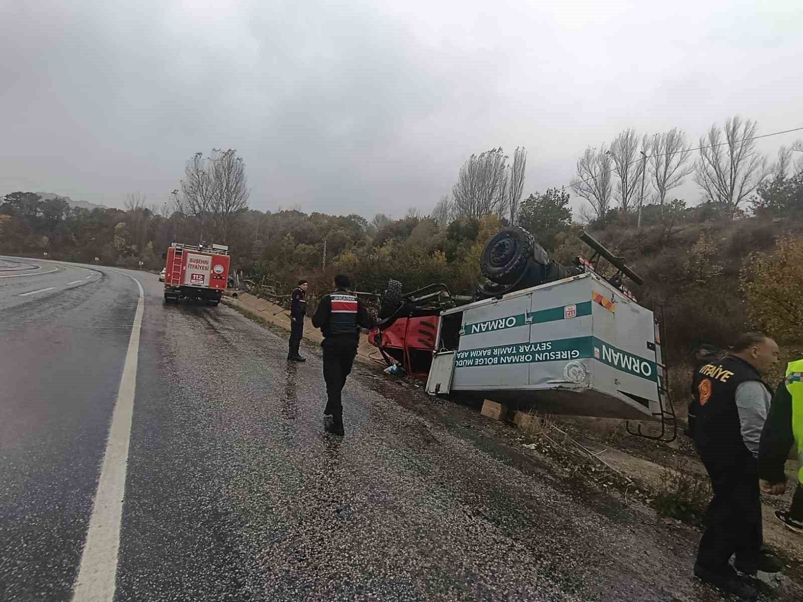 3 personel, Suşehri’nde devrilen araçtan yaralı çıkarıldı
