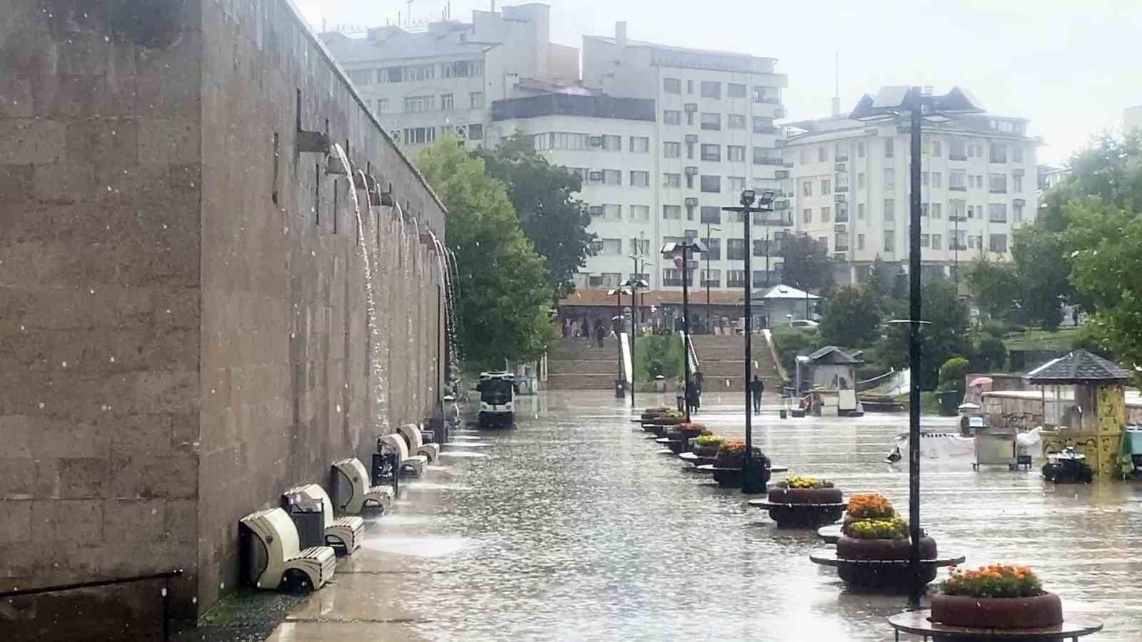 Sivas’ta öğle saatlerinde sağanak günlük akışı yavaşlattı
