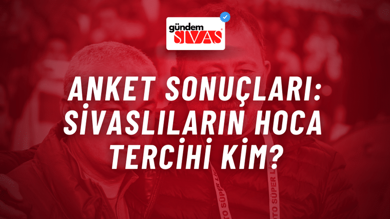 İki kişi, bir etkinlikte yan yana duruyor ve kameraya bakıyor.