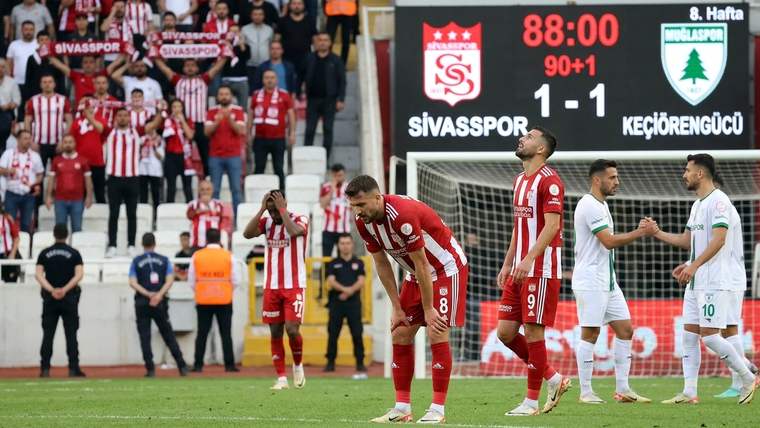 Sivassporlu futbolcu sahada öne eğilirken, skor tabelasında Sivasspor-Keçiörengücü maçının 1-1 bittiği görülüyor.