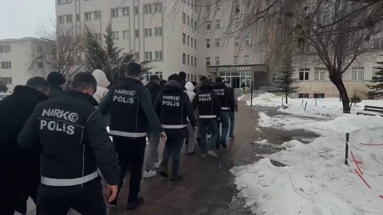 Sivas’ta Uyuşturucuya Geçit Yok: Narkotik Operasyonunda 7 Tutuklama, Yüklü Miktarda Madde ve Silah Ele Geçirildi