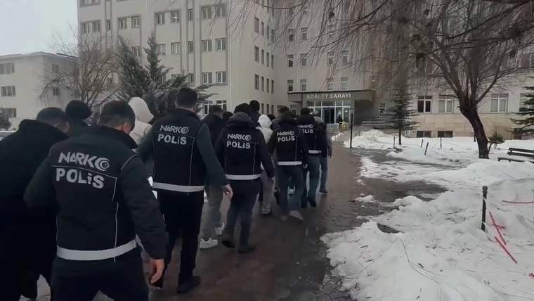 Karakışta, narkotik polisleri adliyeye doğru yürüyen tutuklu şahıslar.