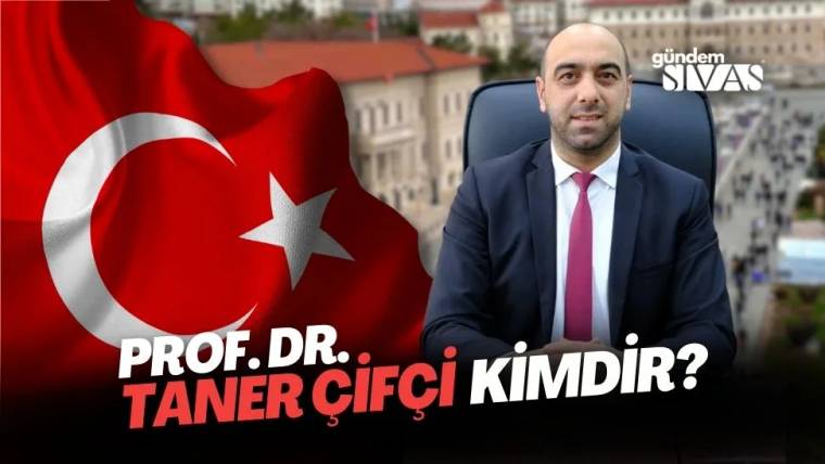 Arka planda Türk bayrağı ile bir kişi oturmuş, gülümseyerek kameraya bakıyor.