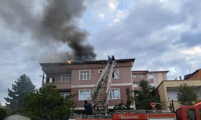 Suşehri'nde Çatı Katı Yangını İtfaiye Müdahalesiyle Kontrol Altına Alındı