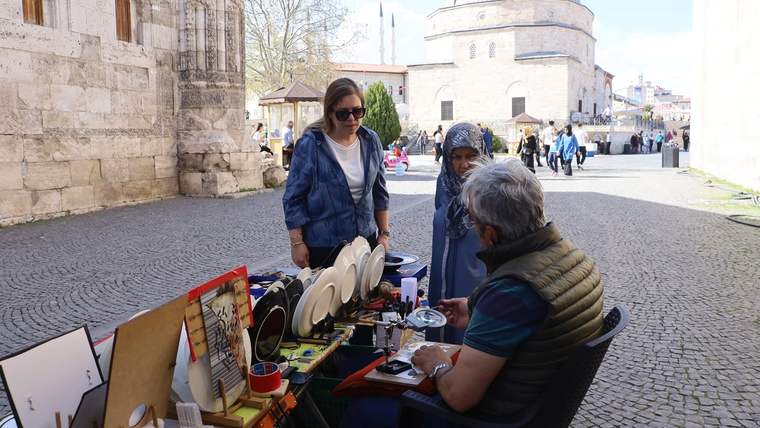 8 Asırlık Tarihi Pirinç Tanelerine İşliyor: Sivas’ın Kaligrafi Ustası Selçuk Yıldız
