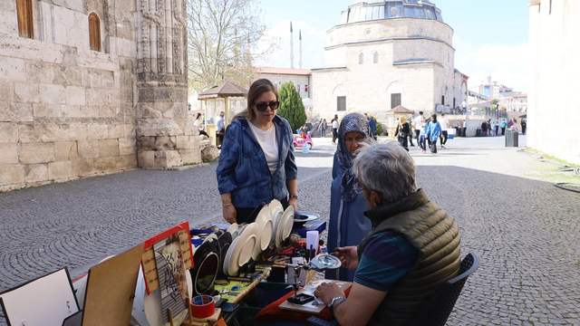 8 Asırlık Tarihi Pirinç Tanelerine İşliyor: Sivas’ın Kaligrafi Ustası Selçuk Yıldız