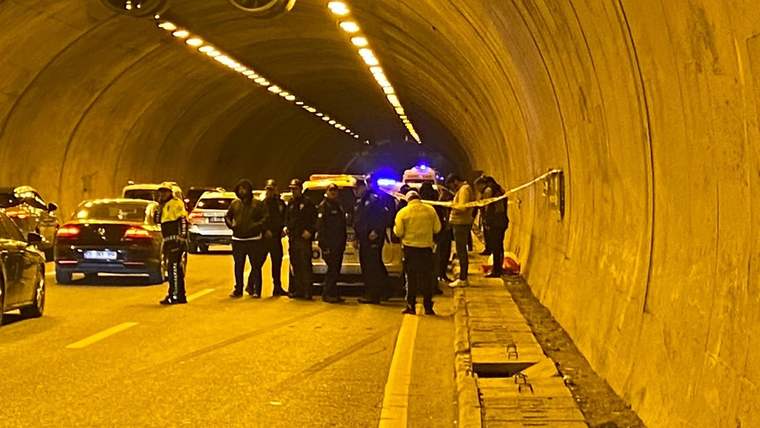 Tünelde çok sayıda polis ve aracın bulunduğu alanda ekipler inceleme yapıyor.