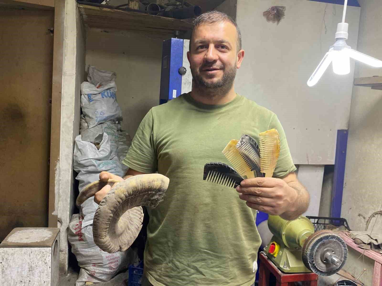 3 yıl kurutulan koç boynuzları kemik tarağa dönüştürülüyor