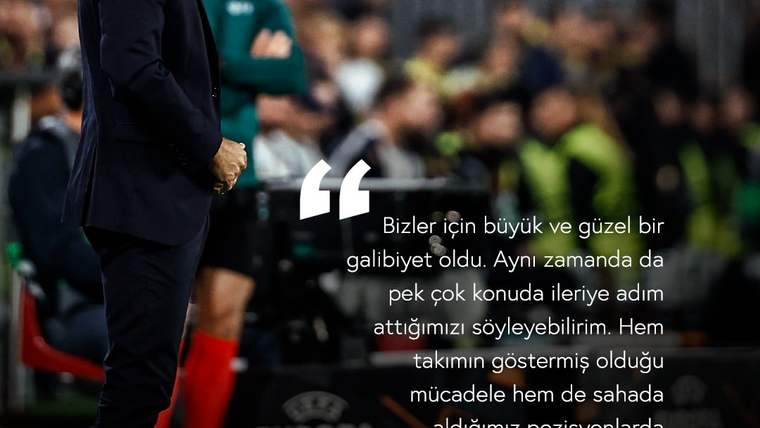 Saha kenarında takım elbiseli bir kişi, arka planda kalabalık ve üzerinde açıklama metni görülüyor.