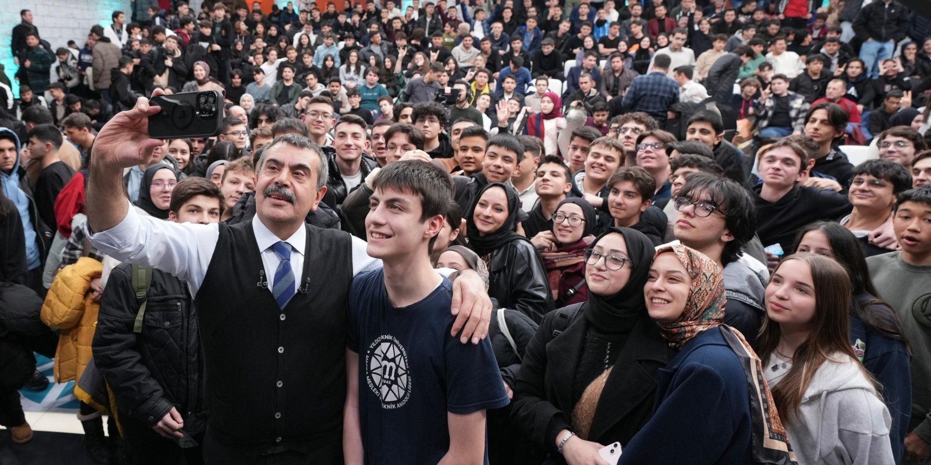 Millî Eğitim Bakanı Yusuf Tekin, Gençlerle Bir Araya Geldi - Birlik Haber Ajansı