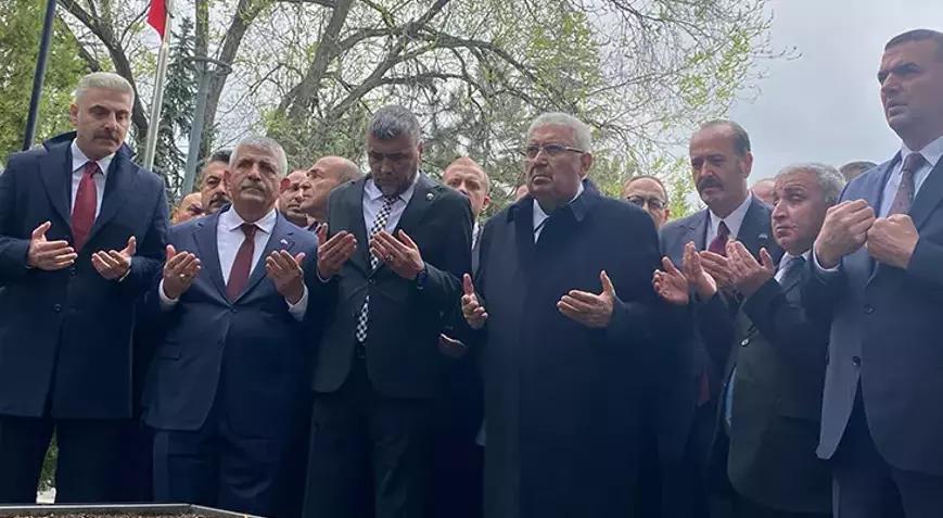 MHP Başkanlık Divanı, Alparslan Türkeş'i mezarı başında andı: Bahçeli katılmadı - Birlik Haber Ajansı