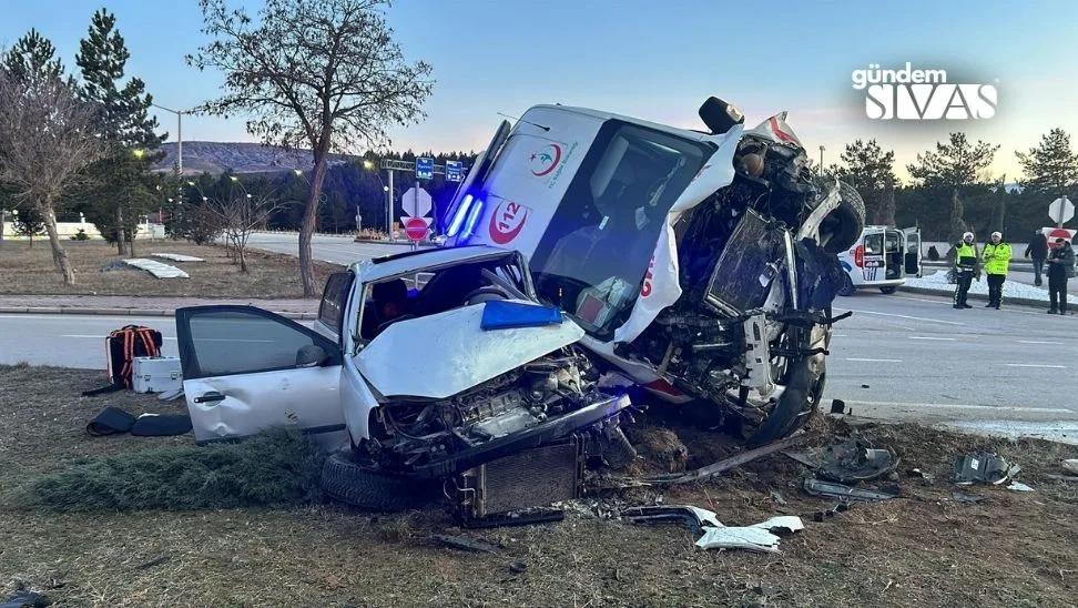Ambulans ile Otomobil Çarpıştı