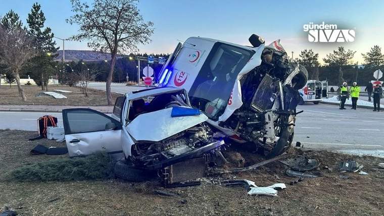 Ambulans ve otomobilin çarpıştığı kaza sonrası ambulans devrilmiş, otomobilin ön kısmı hasar görmüş.