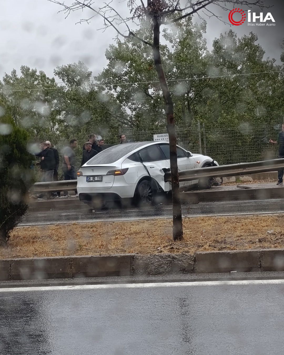 Eskişehir'de Kontrolden Çıkan Tesla Bariyere Çarptı