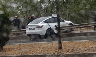 Eskişehir'de Kontrolden Çıkan Tesla Bariyere Çarptı