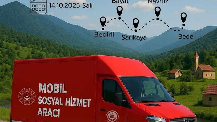 Kırmızı bir mobil sosyal hizmet aracı, dağlık bir alanda duruyor. Arka planda köy evleri ve dağlar görünmekte.