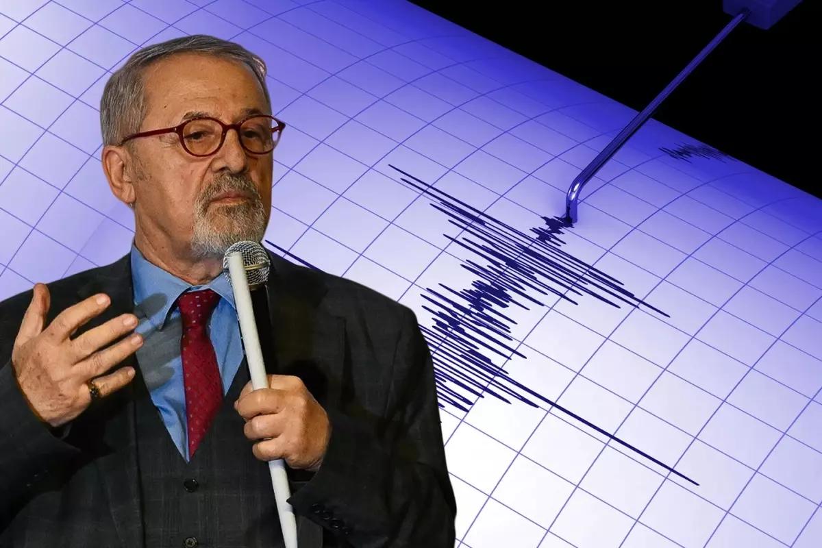 Mikrofonla konuşan bir kişi, arka planda deprem kaydedici grafik yer alıyor.