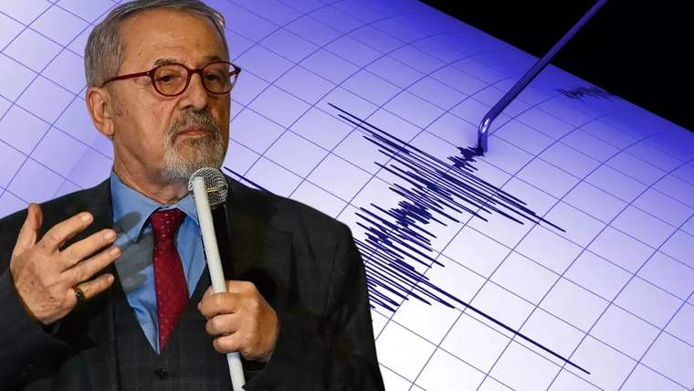 Mikrofonla konuşan bir kişi, arka planda deprem kaydedici grafik yer alıyor.
