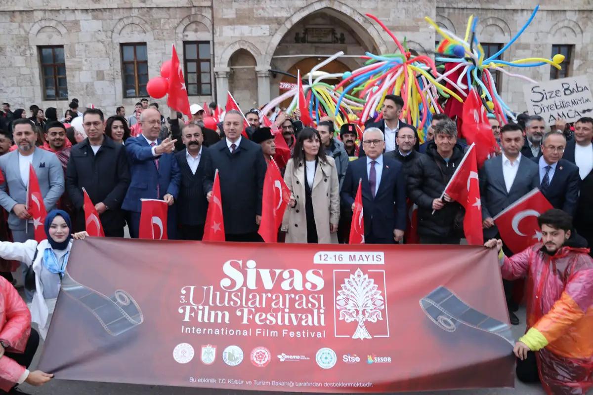 Sivas Uluslararası Film Festivali Coşkulu Kortejle Başladı: Sinema Dünyası Sivas’ta Buluştu