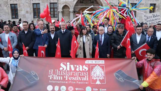Sivas Uluslararası Film Festivali Coşkulu Kortejle Başladı: Sinema Dünyası Sivas’ta Buluştu