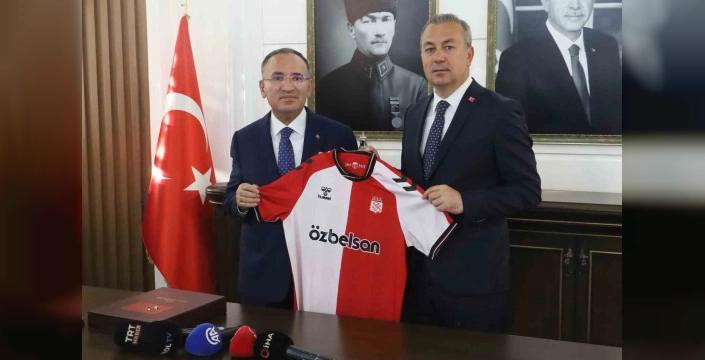 Sivas'ta anlamlı ziyaret: Bozdağ'a Sivasspor forması hediye edildi