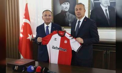 Sivas'ta anlamlı ziyaret: Bozdağ'a Sivasspor forması hediye edildi