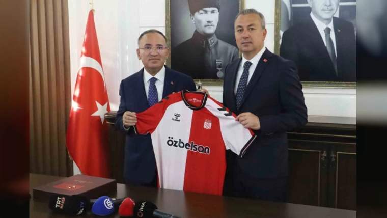 Sivas'ta anlamlı ziyaret: Bozdağ'a Sivasspor forması hediye edildi