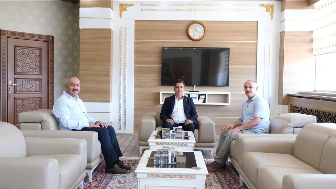 Sivas İmam Hatipliler Derneği Başkanı, Sivas Cumhuriyet Üniversitesi Rektörünü Ziyaret Etti