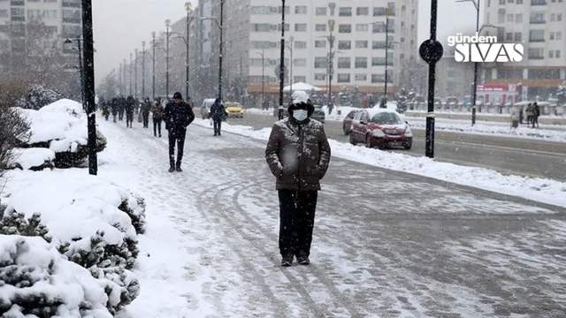 Sivas'ta Kar Engeli: 22 Köy Yolu Kapandı!