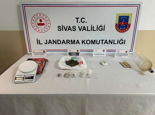 Sivas Jandarması'ndan Narkotik Operasyonu: Evinde Uyuşturucu Ele Geçirilen Şahıs Tutuklandı