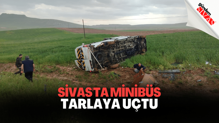 Yeşil bir tarlada yan yatmış minibüsün çevresinde birkaç kişi duruyor; görüntüde “Sivas’ta” yazısı görülüyor.
