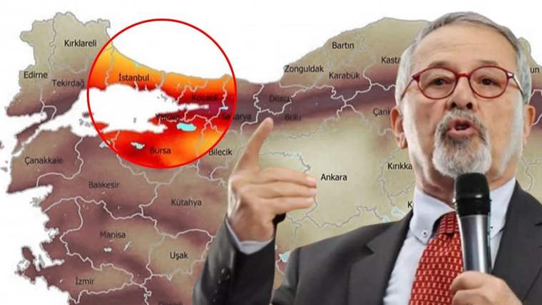 Bir kişi, elini havaya kaldırarak konuşuyor; arka planda Türkiye haritası var.