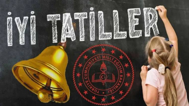 Karatahta üzerinde “İYİ TATİLLER” yazısı, sarı okul zili, Millî Eğitim Bakanlığı amblemi ve tahtaya uzanan bir çocuk görülüyor.