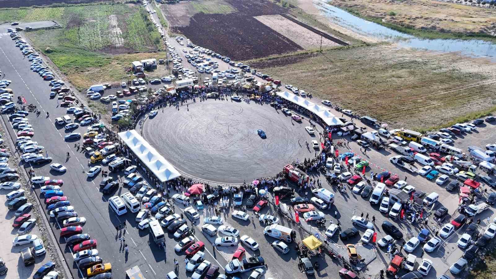 Drift atmak için pisti değil ara sokakları tercih etti