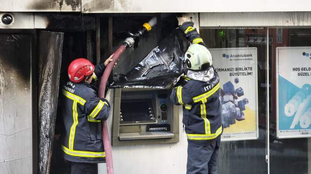 Sivas’ta ATM’de Yangın Paniği!