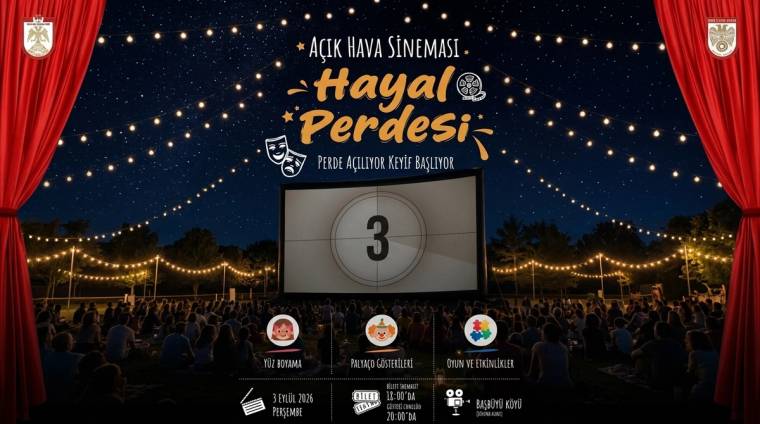 Kırmızı perdeler arasında, gece gökyüzü altında açık hava sineması ekranı ve izleyiciler görülüyor.