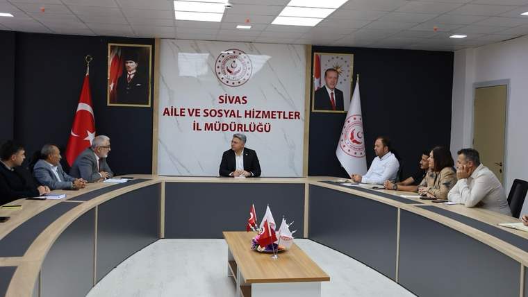 Sivas Aile ve Sosyal Hizmetler İl Müdürlüğü toplantı odasında bir toplantı yapılıyor.