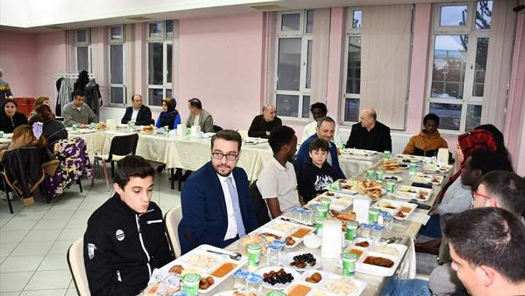 KAÜ Rektörü Kapu, öğrencilerle iftar yemeğinde buluştu - Birlik Haber Ajansı