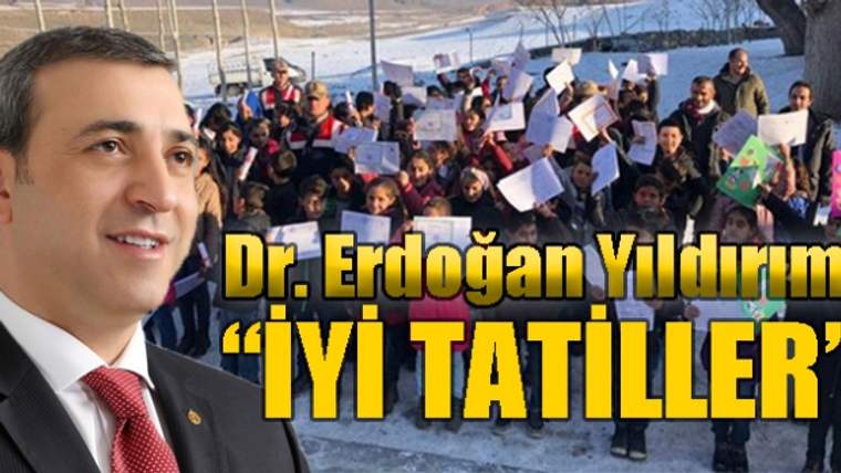 Karla kaplı bir alanda, elinde döviz tutan kalabalık bir grup çocuk görünüyor.