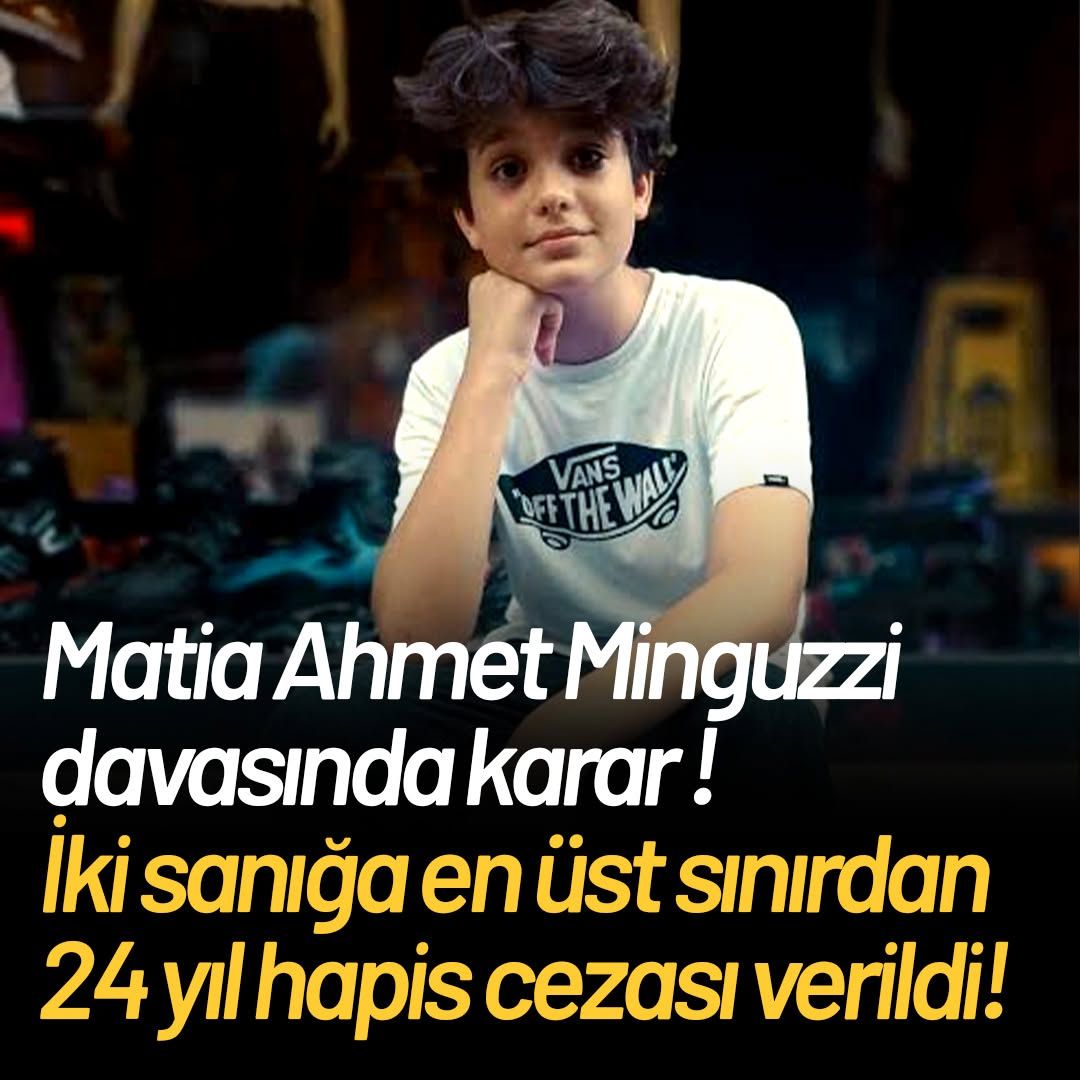 Bir genç, Vans markalı tişört giymiş, arka planda dükkân rafları görünmekte.