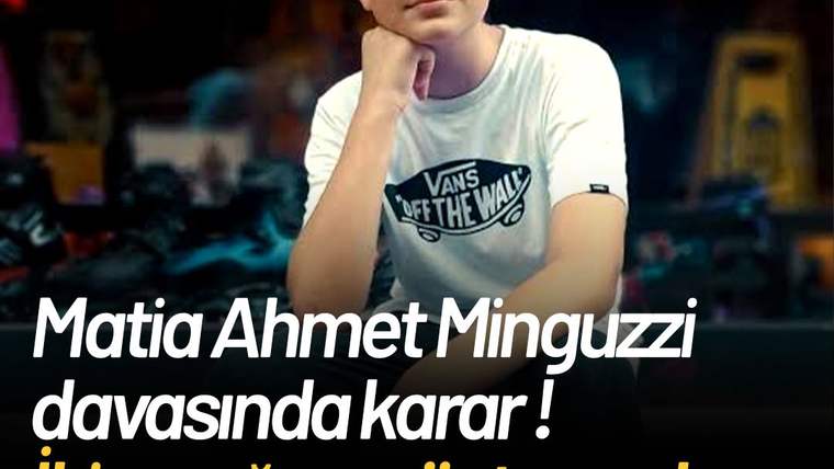 Bir genç, Vans markalı tişört giymiş, arka planda dükkân rafları görünmekte.