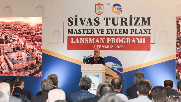 Lansman programında konuşan bir kişi, arka planda Sivas'ın tarihi görüntüleri yer alıyor.