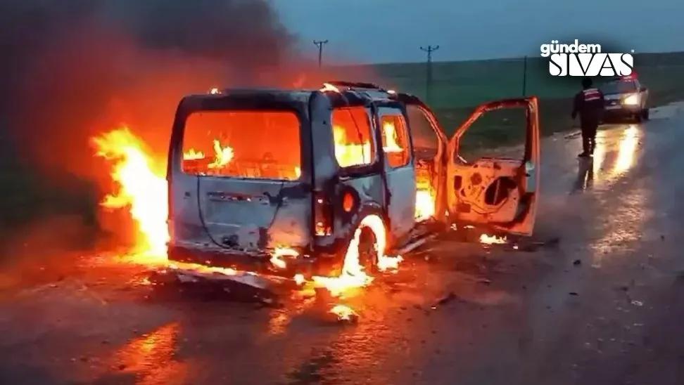 Sivas'ta Seyir Halindeki Araç Alevlere Teslim Oldu