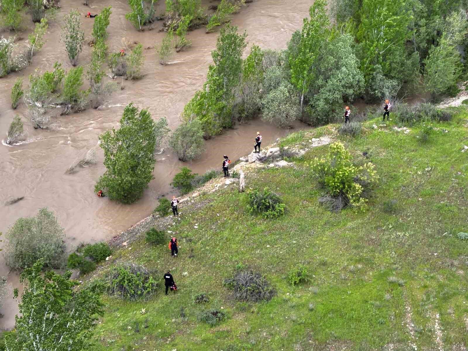 "Bu ırmak benim kızımın mezarı olmasın" diye yardım istedi