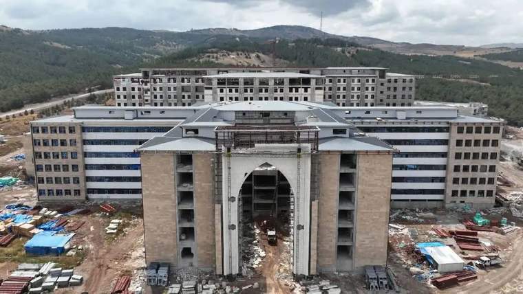 Devam eden inşaat çalışmalarıyla birlikte büyük bir bina görünümü.