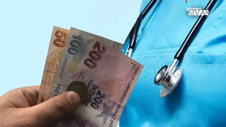 Bir el, mavi bir önlük giymiş birine doğru 200, 100 ve 50 TL banknot tutuyor.