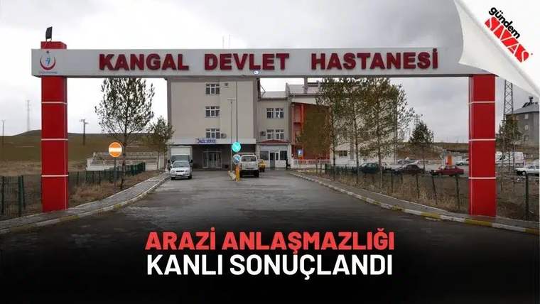 Kangal Devlet Hastanesi'nin giriş kapısı, hastane binası arka planda görünüyor.