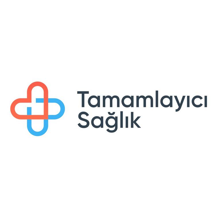 Beyaz zemin üzerinde kırmızı ve mavi sembol ile “Tamamlayıcı Sağlık” yazısı yer alıyor.