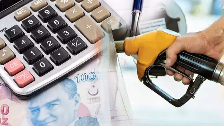 Bir el, benzin pompasını tutarken, arka planda hesap makinesi ve Türk lirası banknotu yer alıyor.